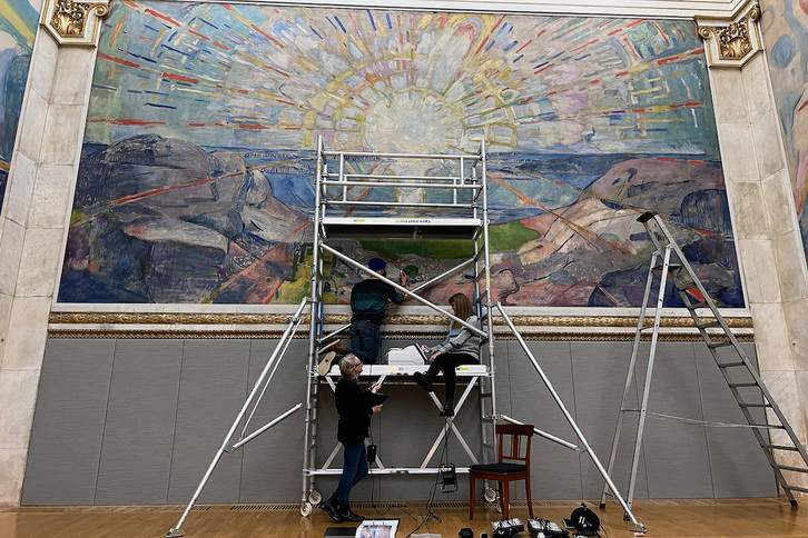 Maguregui eta beste ikertzaileak Edvard Munchen lanak aztertzen, Osloko Unibertsitatean. 