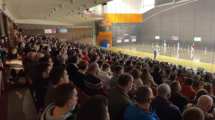 Aspecto de las gradas del Gernika Jai Alai este último lunes. 