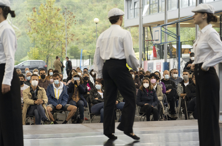 El consejero Jokin Bildarratz y la portavoz de EH Bildu, Maddalen Iriarte, entre otros, en la pasada edición de Kilometroak.