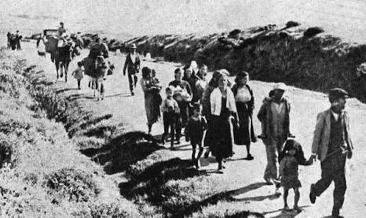 Un grupo de personas caminando entre Málaga y Almería, en la conocida como La Desbandá. (Hazan SISE-Norman BETHUNE)