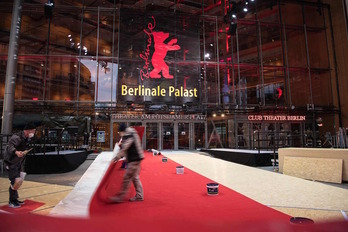 Operarios ultiman los preparativos en vísperas del comienzo del certamen.