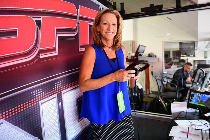 Beth Mowins lleva trabajando en ESPN desde 1994 y fue la primera mujer en comentar un partido de la NFL. 