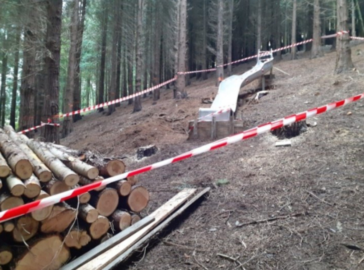 Columpios que la Diputación Foral de Bizkaia está instalando en Pagasarri.