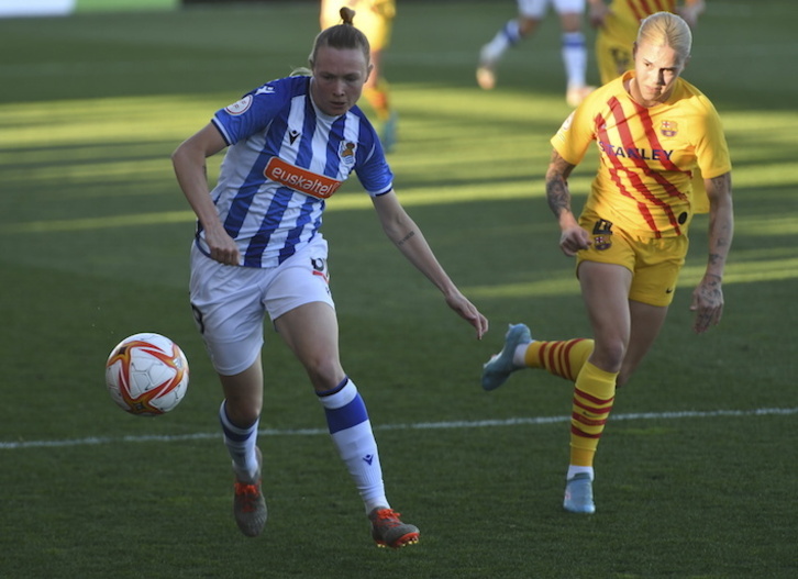 Franssi, que ha tenido un par de ocasiones en el primer tiempo, se lleva el balón perseguida por Mapi.