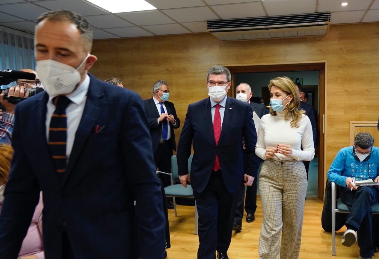 Aburto junto a la ministra en Gasteiz. (Raul BOGAJO/FOKU)