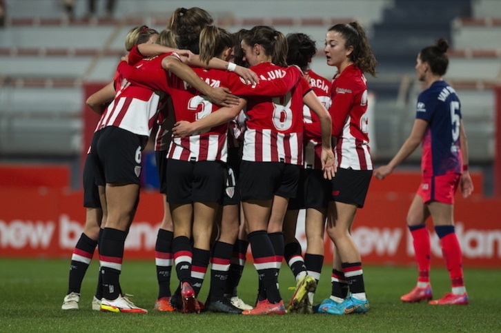 Las rojiblancas se abrazan para celebrar el gol de Lucía que les adelantaba en el marcador.