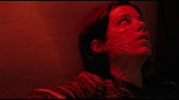 La actriz Iria del Río vive todo tipo de extrañas situaciones.