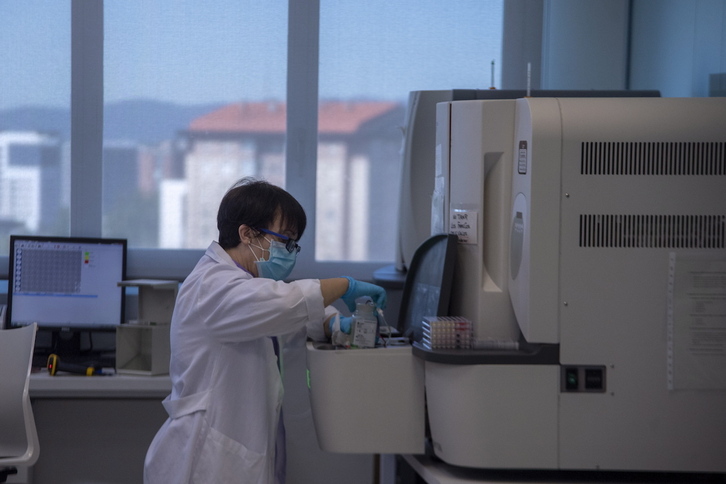Una sanitaria trabaja en el laboratorio de microbiología del hospital de Txagorritxu. 