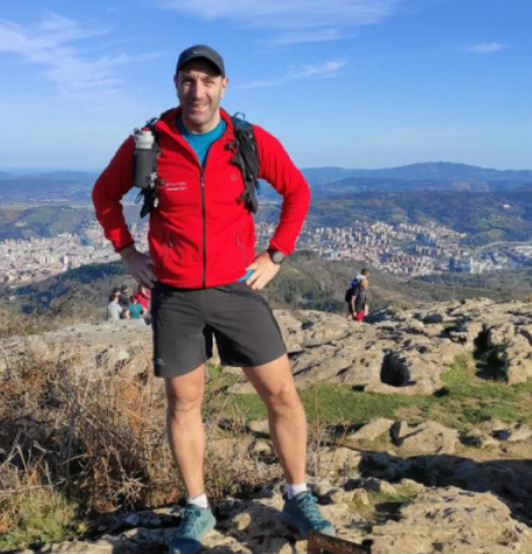 Gonzalo Pérez en la cima de una montaña. 