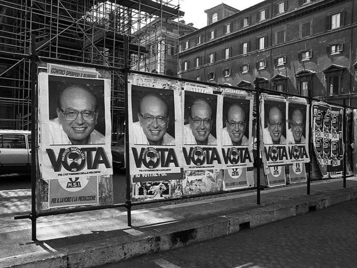 Carteles electorales con la imagen de Bettino Craxi, que terminaría siendo condenado por corrupción.