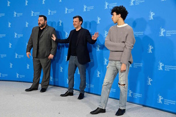 Ozon posa entre los actores Denis Menoche y Khalil Gharbia, en el photocall de ‘Peter von Kant’. .