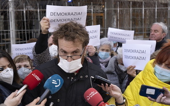 Javier Estébanez, ante los medios arropados por militantes del sector crítico de EA.