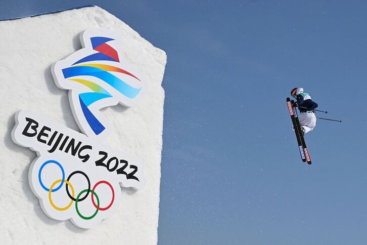 Colby Stevenson, Pekingo Olinpiar Jokoetan akrobazioak egiten. 