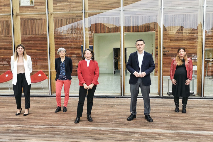 Ezkerretik eskumara: Monica Moreno, Aitziber Cortajarena, Marisol Garmendia, Javier Larrañaga eta Sandra Camarero ‘Emakumeak Zientzian 2022’ ekimenaren aurkezpenean. 