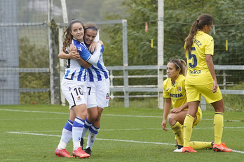 La Real ha goleado al Villarreal en sus dos enfrentamientos de la temporada. En la imagen, Eizagirre y Mirari se abrazan durante el partido de la primera vuelta en Zubieta.