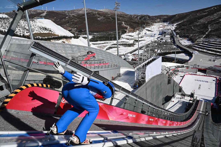 Kirolari bat jauzia egiteko prest, inguruan duen paisaiaz «gozatzen».