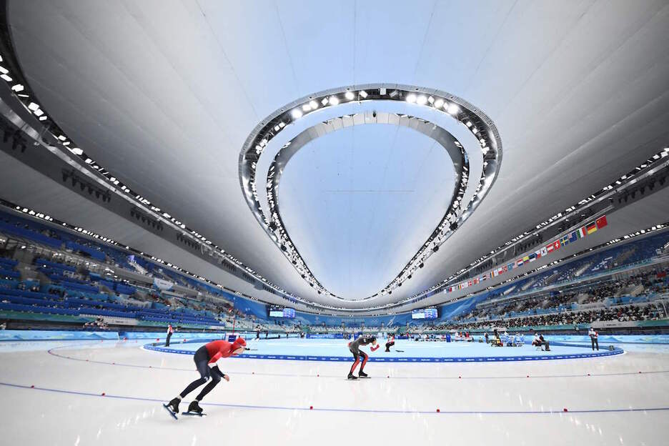 Patinatzaileak eszenatoki honetan ari dira lehiatzen.