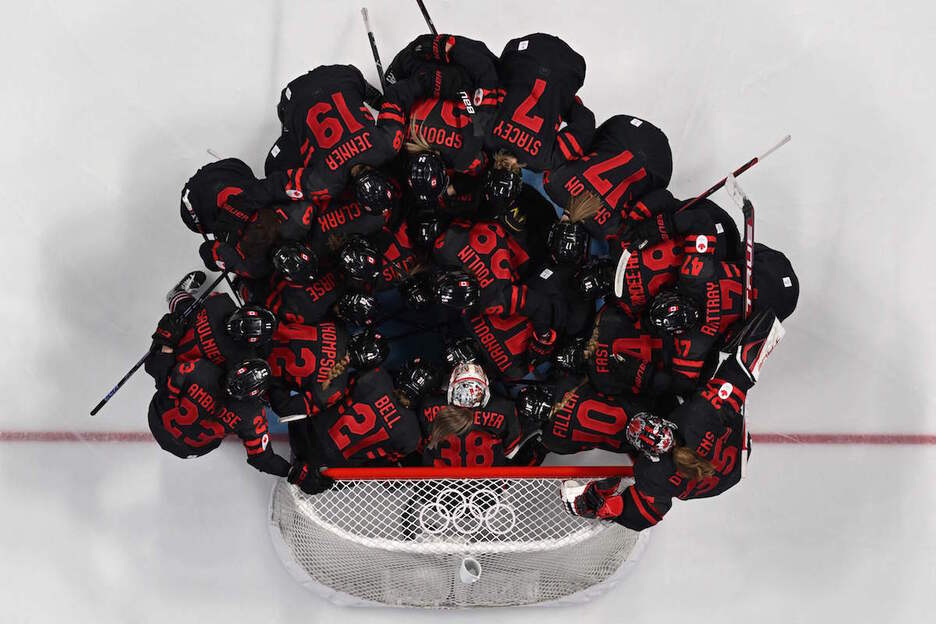 Izotz hockeya taldeko lanaren erakusle izaten da askotan. Irudian, Kanadako emakumeak animoak ematen.