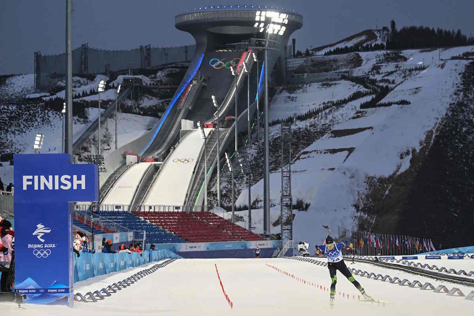 Biatloiak irudi politak eskaintzen dizkigu, Beijingen Jokoetarako eraiki diren plataformak ikus daitezkeela.