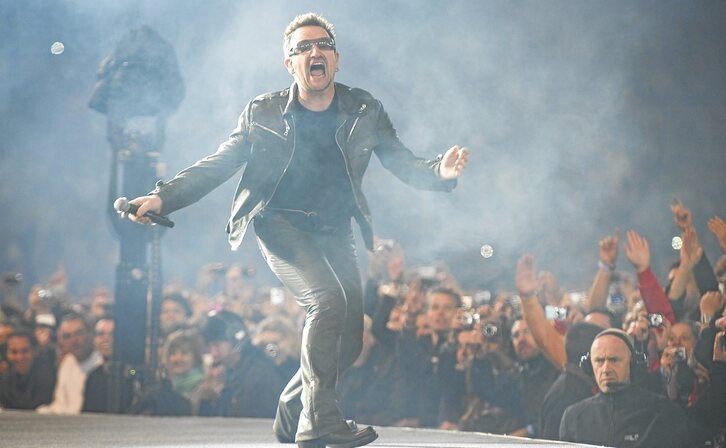 Bono, el cantante del grupo de rock irlandés U2, en el concierto que protagonizaron en el estadio de Anoeta en 2010. Argazkia: Andoni Canellada  | Foku