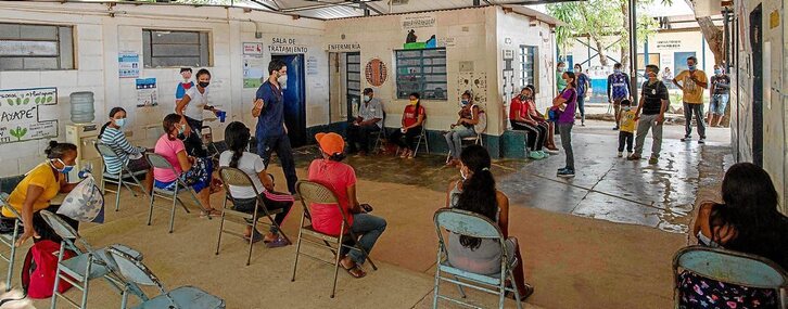 Maniapure Fundazioak mediku adituekin prestatzen dituen kontsultetako batera sartzeko ilara.