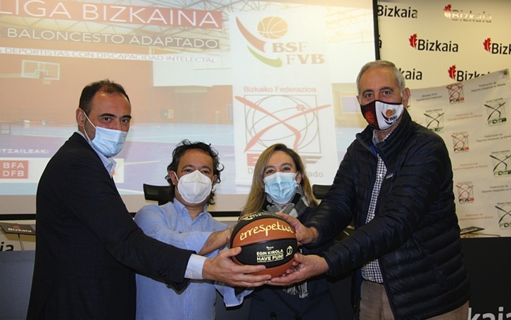 Foto de familia en la presentación de la Liga Vizcaina de baloncesto adaptado.
