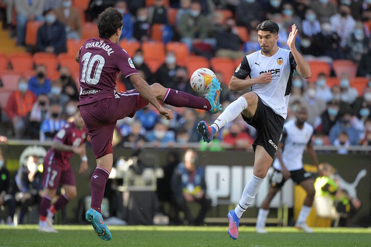 Mikel Oyarzabal, con Carlos Soler ante el Valencia, intentará volver a marcar en Anoeta.