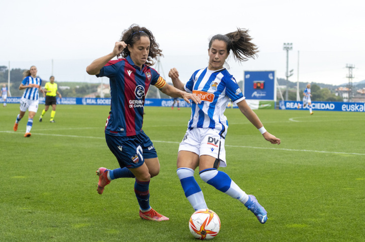 La Real visita a un Levante irregular pero peligroso. En la imagen, Núria Rábano y Alharilla, ahora de baja por embarazo, durante el partido de la primera vuelta en Zubieta.