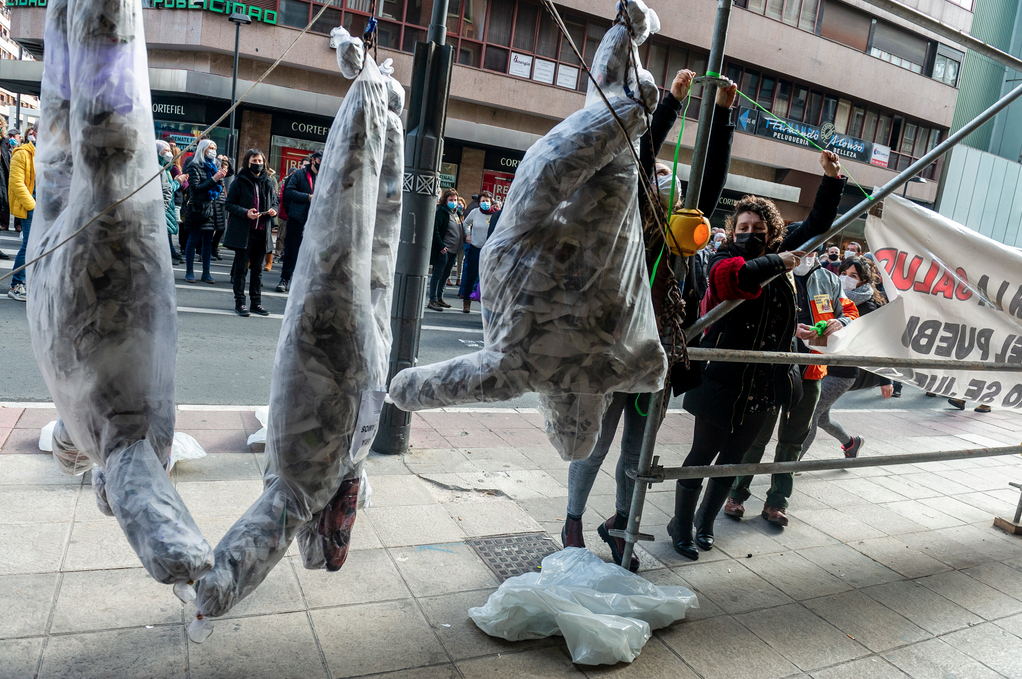 Muñecos colgados por los pies en representación de Urkullu, Sagardui y Pérez. (Jaizki FONTANEDA/FOKU) Muñecos colgados por los pies en representación de Urkullu, Sagardui y Pérez. (Jaizki FONTANEDA/FOKU)