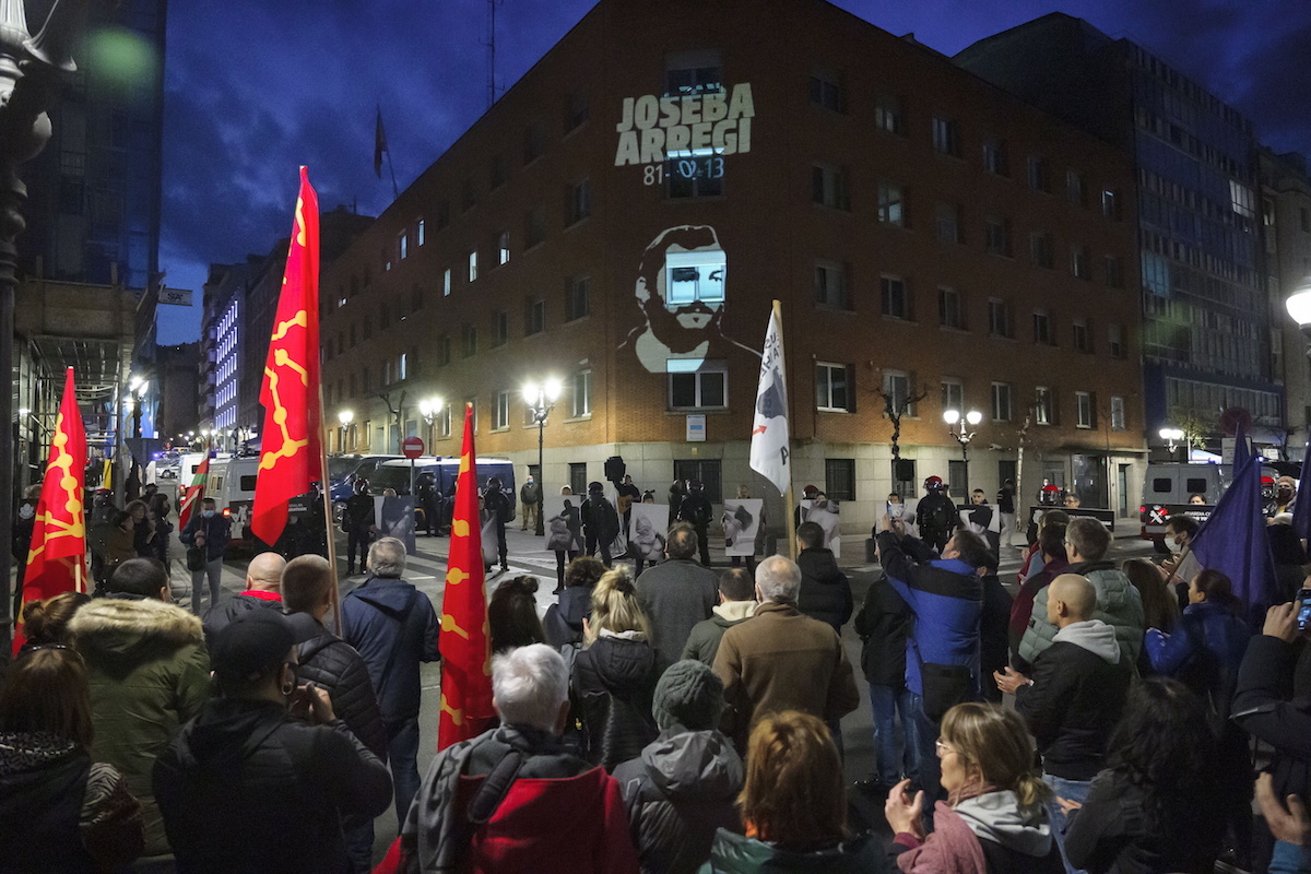 Manifestantes recuerdan a Joseba Arregi. (Aritz LOIOLA | FOKU)