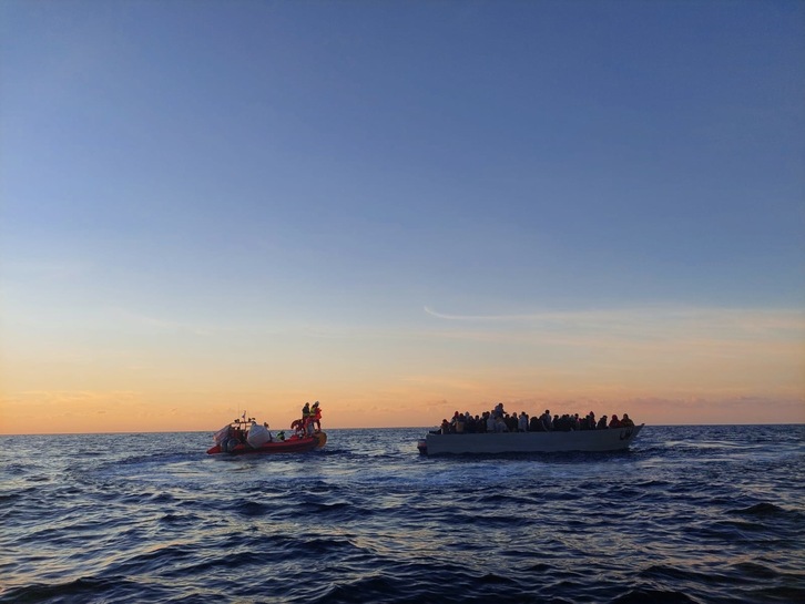 Los migrantes rescatados este sábado por el Ocean Viking navegaban en una barcaza de madera.