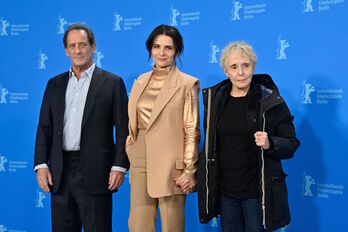 El actor francés Vincent Lindon, la actriz francesa Juliette Binoche y la directora y guionista francesa Claire Denis.