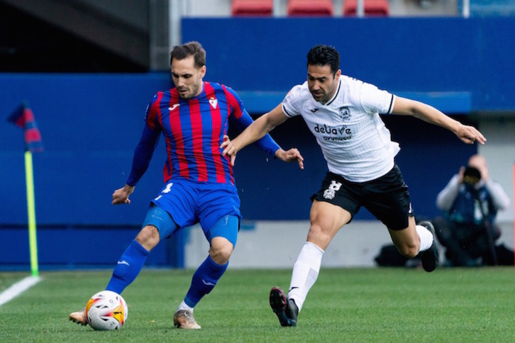 Correa, que ha regresado al once, intenta controlar el balón ante Cristóbal.