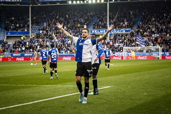 Joselu celebra con la grada el 2-1 que ha resultado definitivo al transformar una pena máxima.