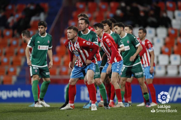Jugadores de los dos equipos aguardan un saque de esquina en el área zornotzarra.