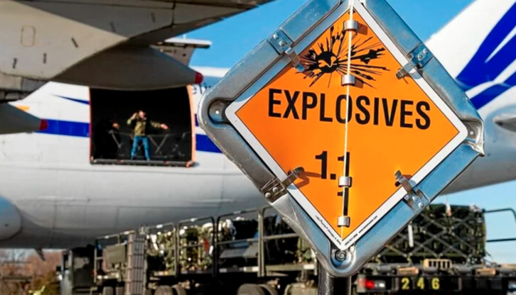 Militares de EEUU cargando armas en un avión de transporte con destino a Ucrania.