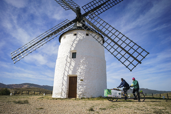 La ‘verducleta’ pasando por el Molino de Ojos Negros, en Teruel.