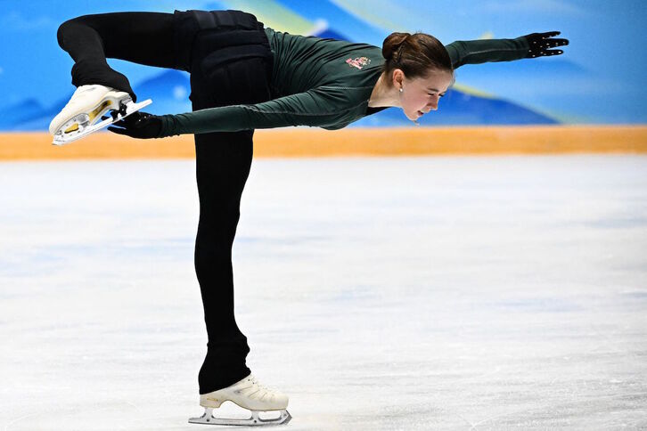 Kamila Valíeva podrá seguir compitiendo, aunque no recibirá ninguna medalla hasta que se aclare su positivo por dopaje.