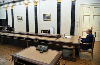 El ministro de Defensa ruso,  Sergei Shoigu, informa al presidente, Vladimir Putin, en el Kremlin.