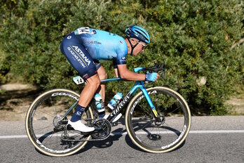 Alexey Lutsenko, durante su exhibición en Jaén en su primera carrera de la temporada.