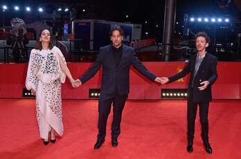 Isaki Lacuesta, flanqueado por Noemie Merlant y Nahuel Pérez. 