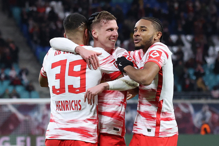 Dani Olmo, en el centro, y Christopher Nkunku, a la derecha, celebran uno de los goles del Leipzig al Colonia.