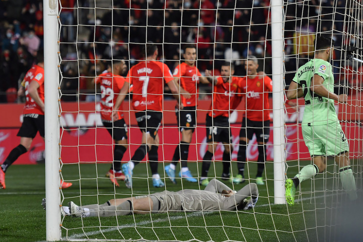Simón en el suelo tras el segundo gol del Mallorca.