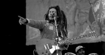 Bob Marley en la actuación que celebró en el Dalymount Park de Dublín el 6 de julio de 1980.