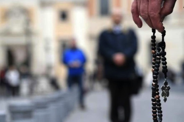 Un miembro de una asociación denuncia en Roma el silencio ante los casos de abusos sexuales de niños.