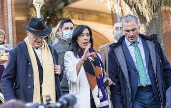La parlamentaria Amaia Martínez, entre Ortega Lara y Ortega Smith, en un acto en Bilbo.