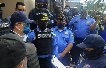 Juan Orlando Hernández, con gorra y mascarilla azul, tras su arresto por la Policía hondureña. 