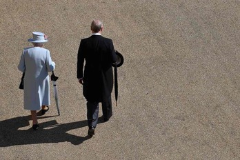 La reina Isabel II y su hijo Andrés, en una imagen tomada en Buckingham Palace en 2019.