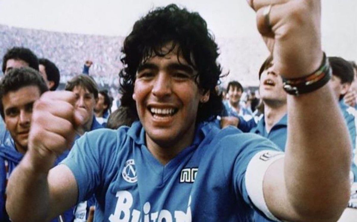 Maradona, Napolesekin irabazitako garaikurra ospatzen. (AFP)