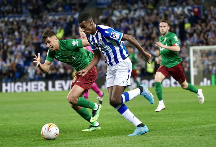 Situar a Isak en banda, en acción ante el Granada, es una de las opciones de Imanol para suplir las bajas de Januzaj y Barrenetxea.